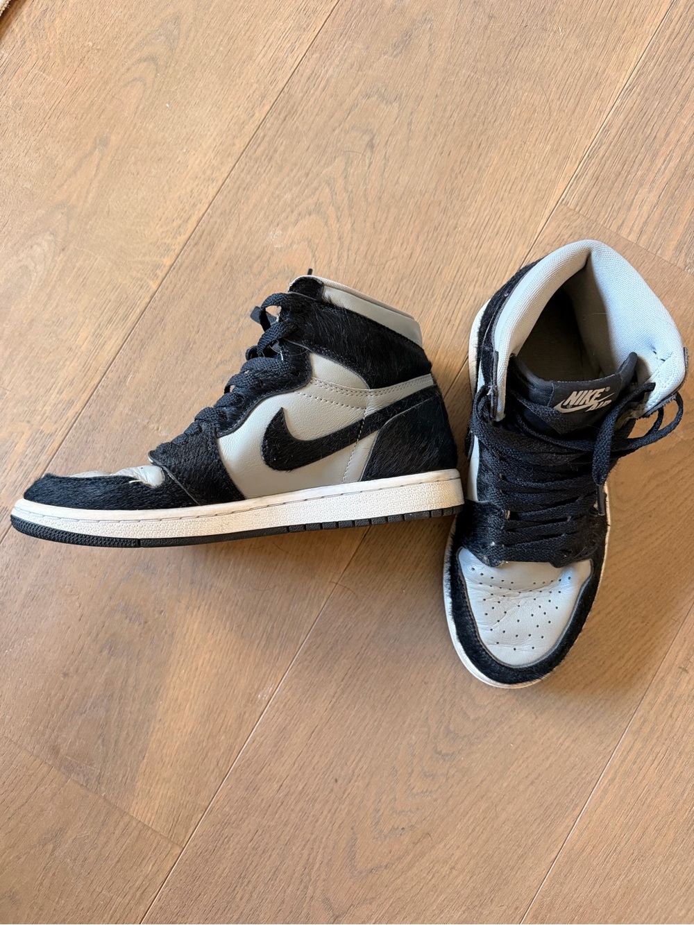 JORDAN 1 Retro Black and Light Gray High-Top Sneakers